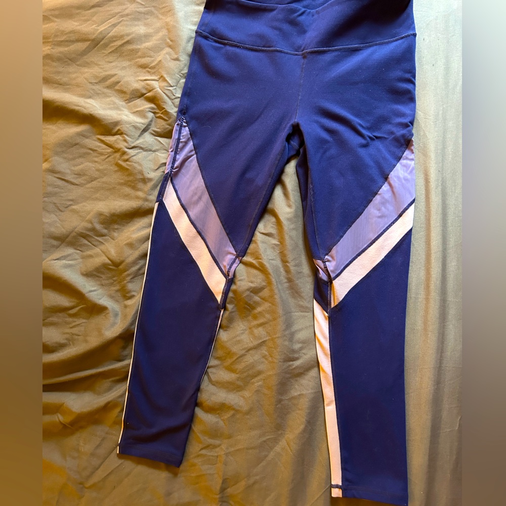 FABLETICS Women’s Purple Colorblock Cropped Athletic Leggings size Medium.